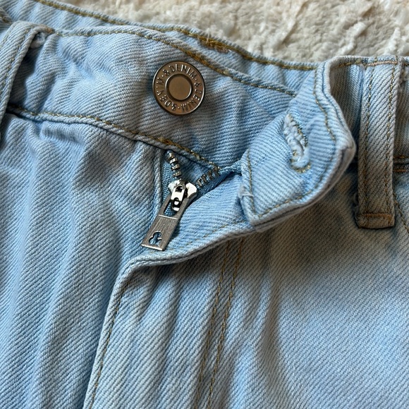 H&M light wash denim shorts size 4 beach casual carnival fair short shorts - Picture 2 of 3